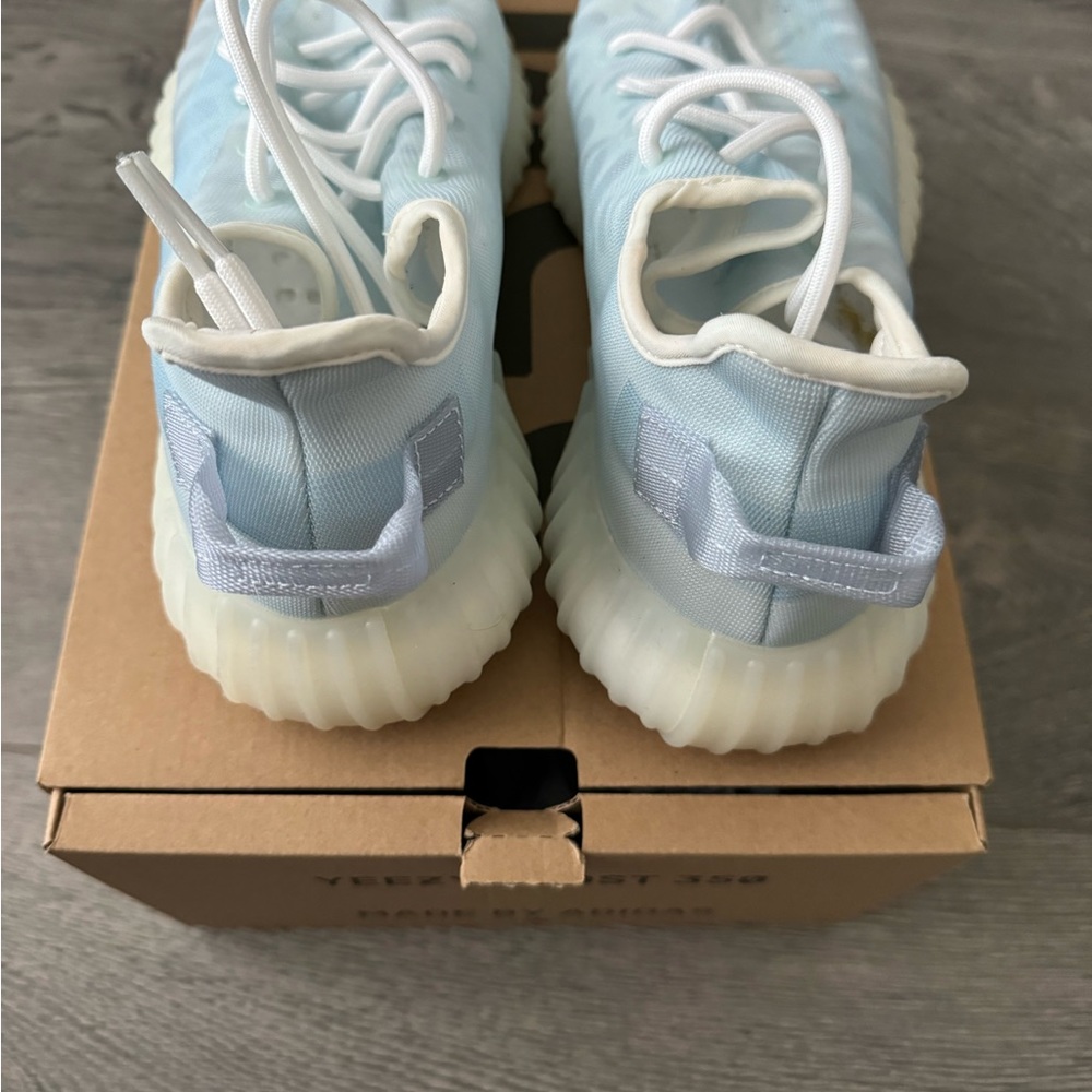 Yeezy 350 V2 Adidas. Size 9 - Picture 3 of 5